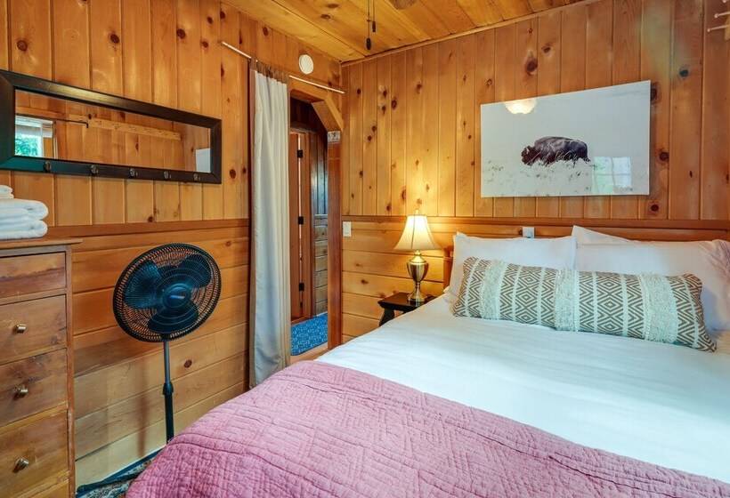 Fire Pit, Deck & Grill: Cozy Twain Harte Cabin!