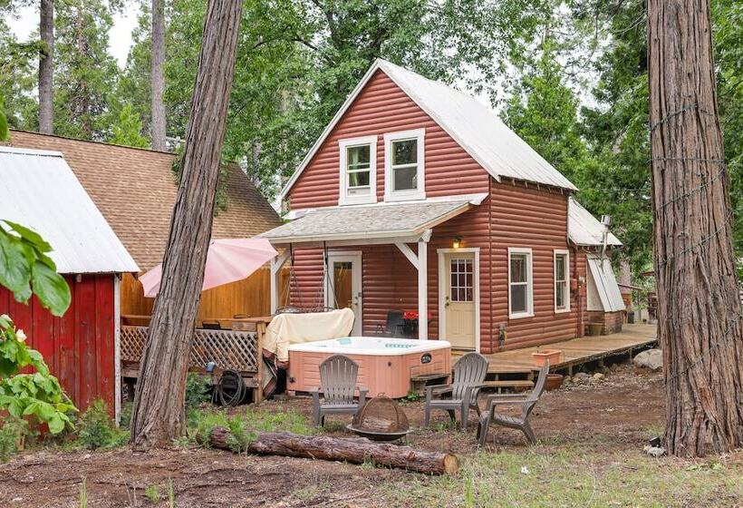 Fire Pit, Deck & Grill: Cozy Twain Harte Cabin!