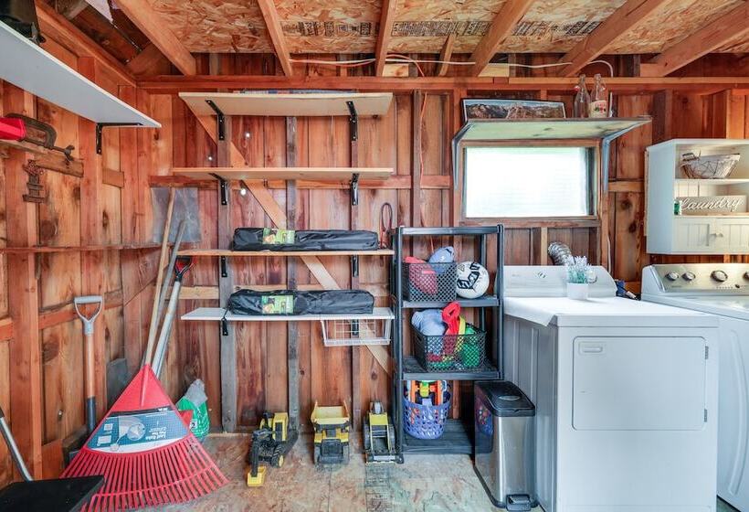 Fire Pit, Deck & Grill: Cozy Twain Harte Cabin!