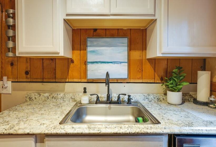 Fire Pit, Deck & Grill: Cozy Twain Harte Cabin!