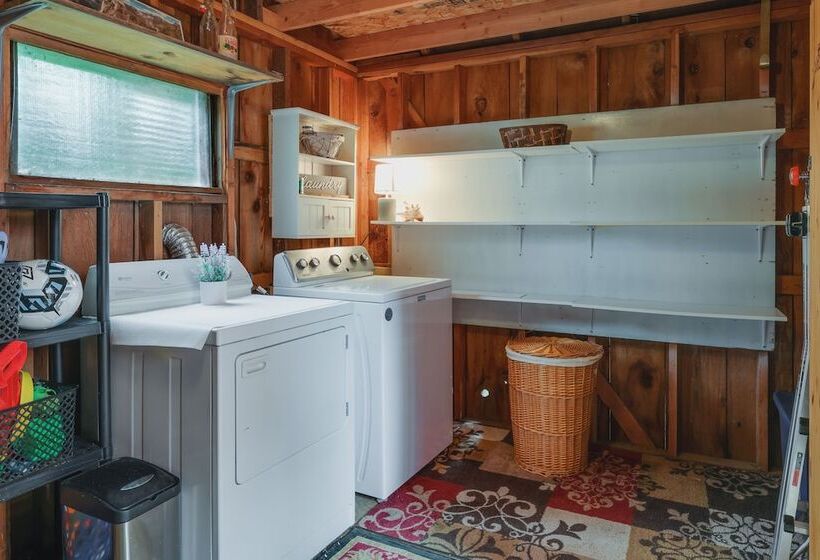 Fire Pit, Deck & Grill: Cozy Twain Harte Cabin!