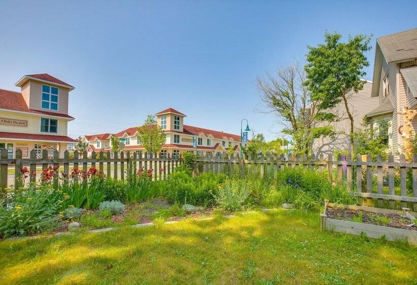 Downtown Traverse City Home Walk To Beaches!