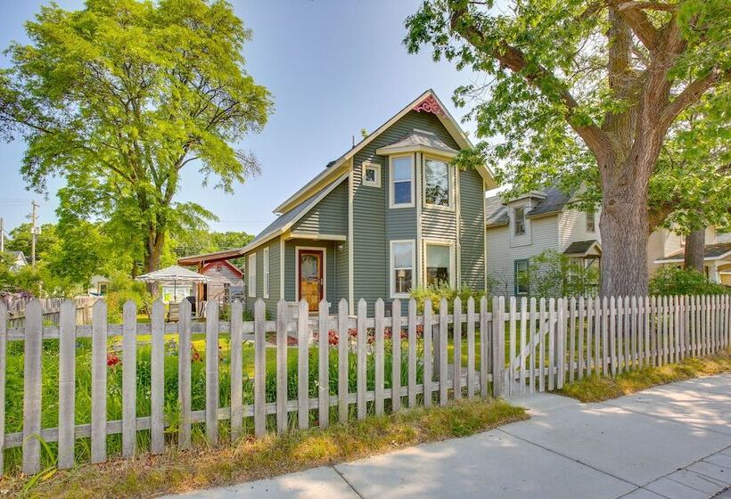 Downtown Traverse City Home Walk To Beaches!