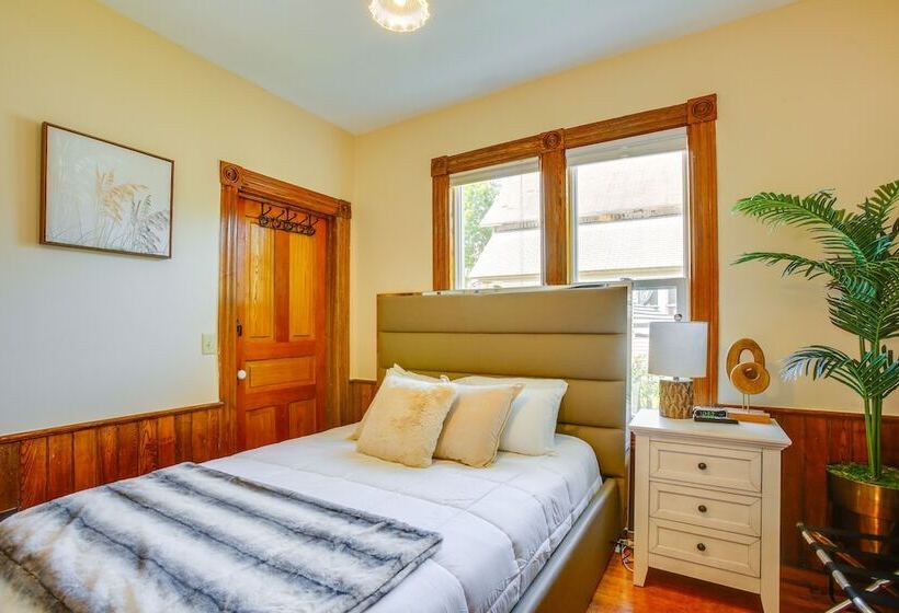 Downtown Traverse City Home Walk To Beaches!