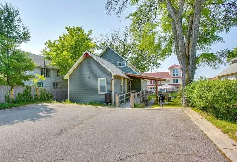 Downtown Traverse City Home   Walk To Beaches!
