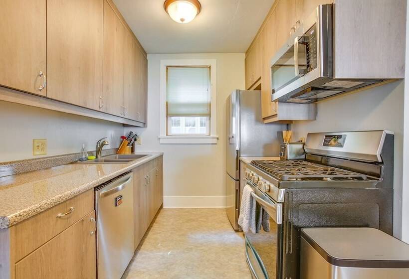 Downtown Traverse City Home Walk To Beaches!