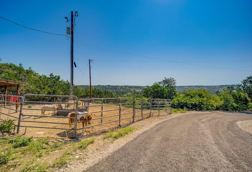 Fredericksburg Retreat W/ Private Hot Tub & Patio!