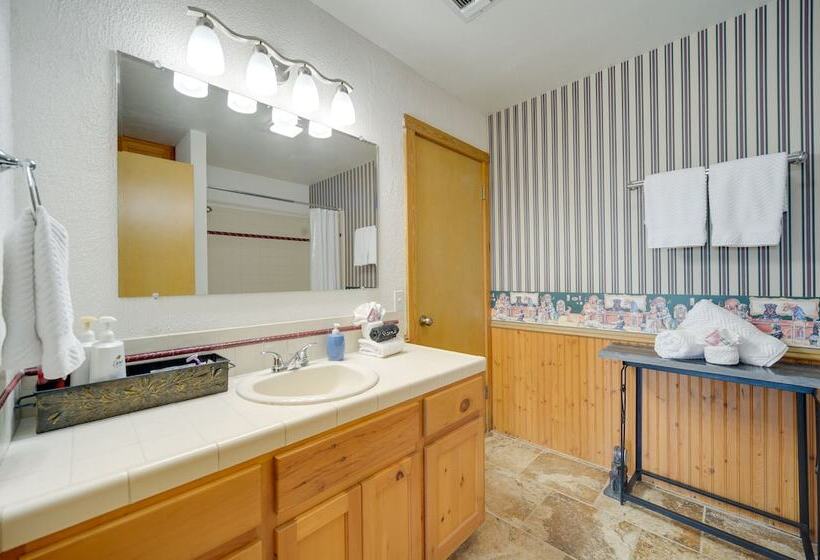 Fredericksburg Retreat W/ Private Hot Tub & Patio!