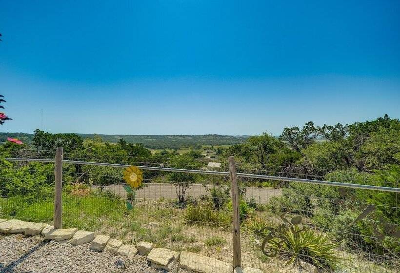 Fredericksburg Retreat W/ Private Hot Tub & Patio!