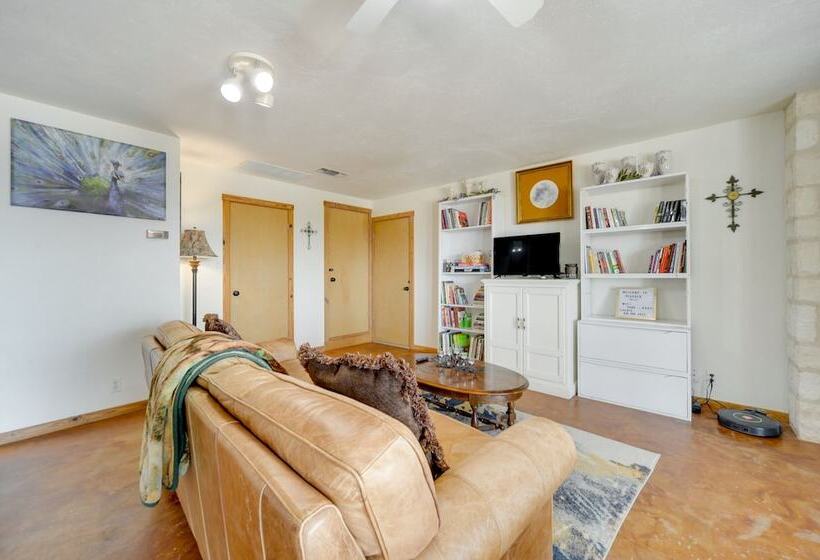 Fredericksburg Retreat W/ Private Hot Tub & Patio!