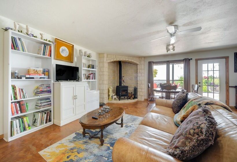 Fredericksburg Retreat W/ Private Hot Tub & Patio!