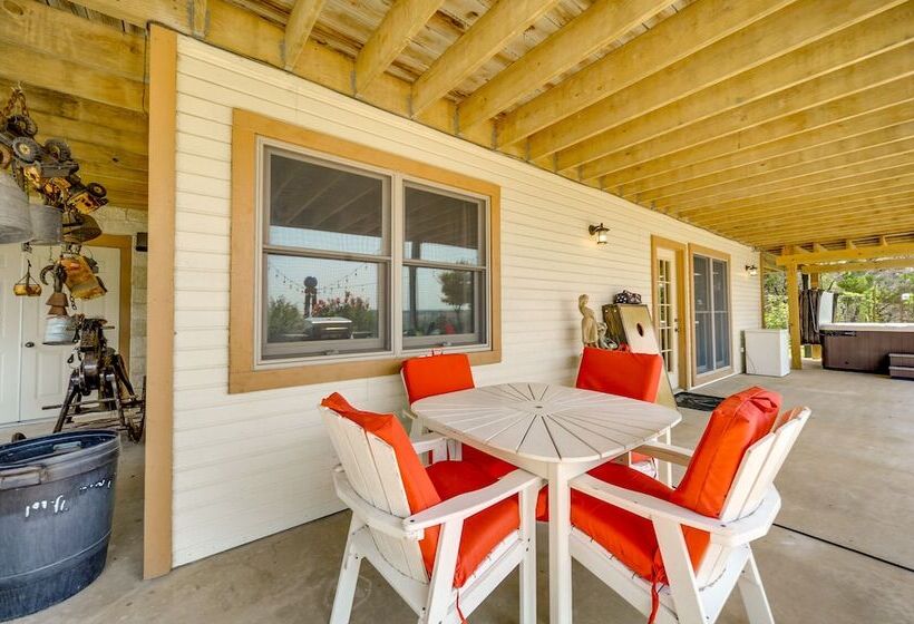 Fredericksburg Retreat W/ Private Hot Tub & Patio!