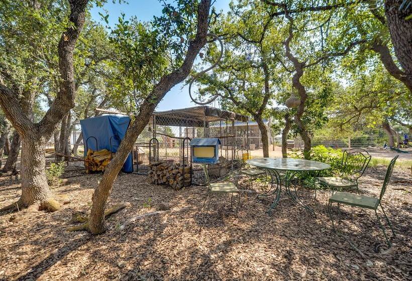 Fredericksburg Retreat W/ Private Hot Tub & Patio!