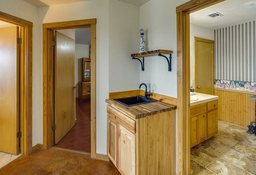 Fredericksburg Retreat W/ Private Hot Tub & Patio!