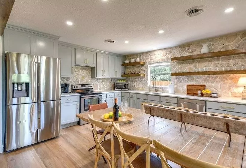 Gorgeous Palo Pinto Home W/ Private Hot Tub!