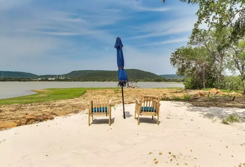 Gorgeous Palo Pinto Home W/ Private Hot Tub!