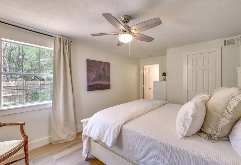 Gorgeous Palo Pinto Home W/ Private Hot Tub!