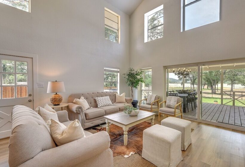 Gorgeous Palo Pinto Home W/ Private Hot Tub!