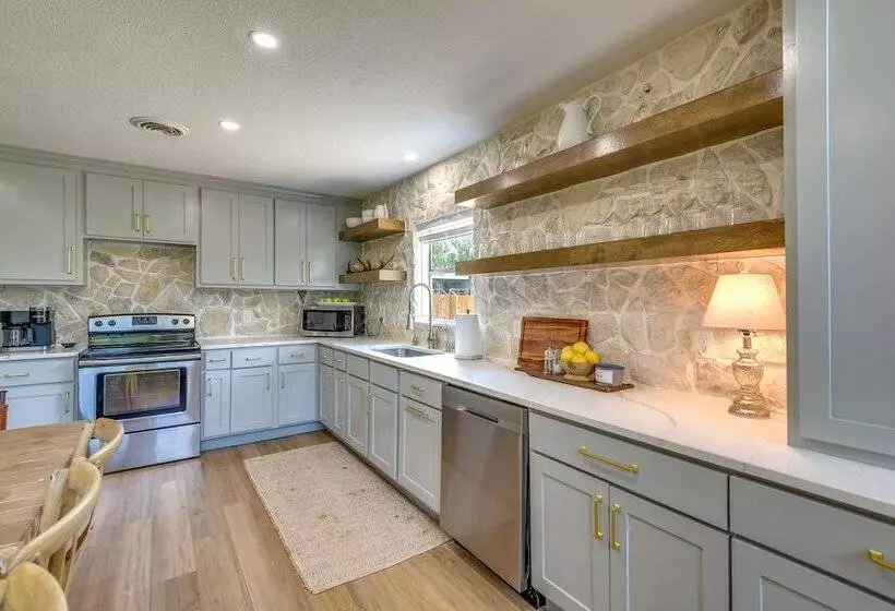 Gorgeous Palo Pinto Home W/ Private Hot Tub!