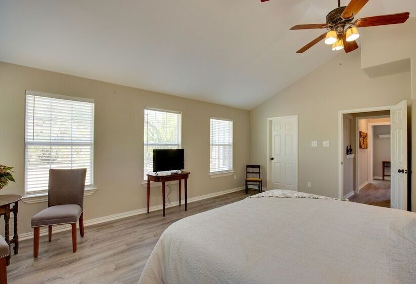 Gorgeous Royse City Retreat W/ Front Porch & Pond!