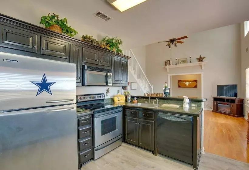 Gorgeous Royse City Retreat W/ Front Porch & Pond!