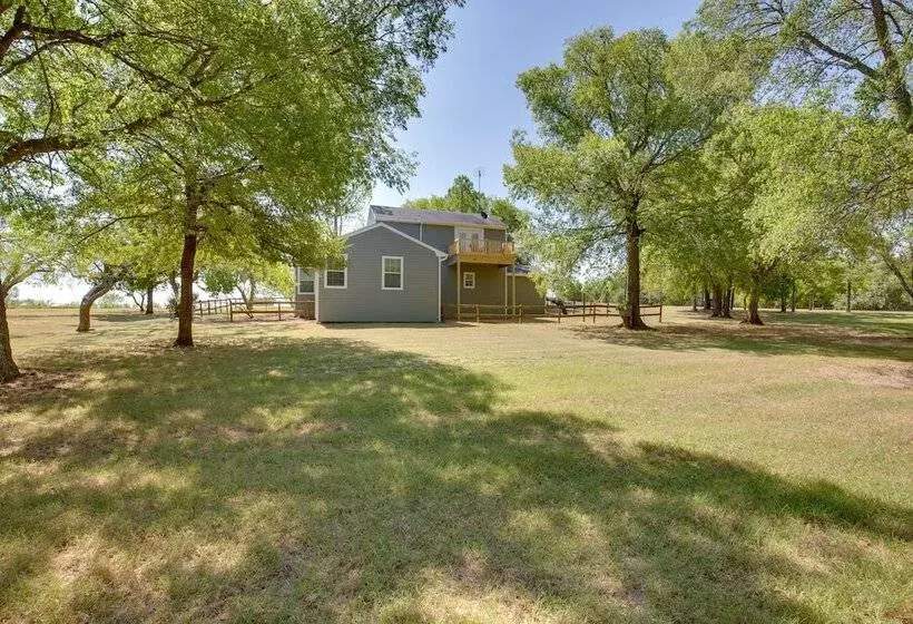 Gorgeous Royse City Retreat W/ Front Porch & Pond!