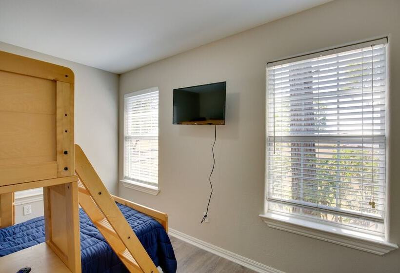 Gorgeous Royse City Retreat W/ Front Porch & Pond!