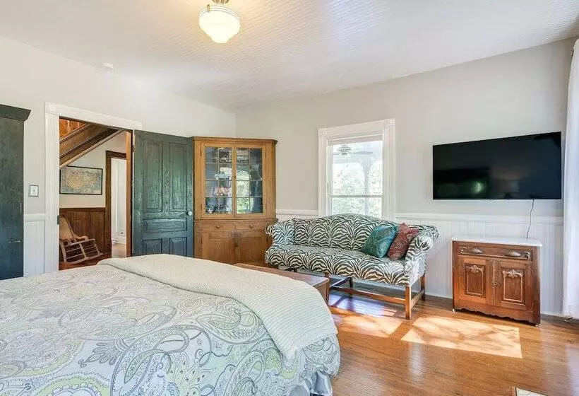 Historic & Charming Pittsboro Home W/ Fireplaces