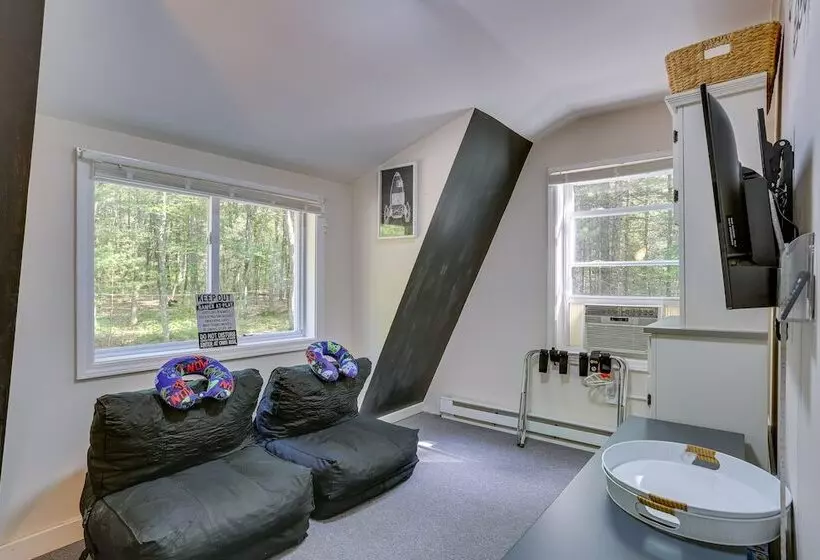 Huguenot Retreat W/ Screened Porch & Lake Access!