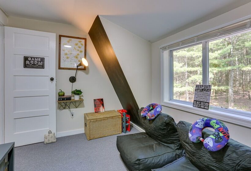 Huguenot Retreat W/ Screened Porch & Lake Access!