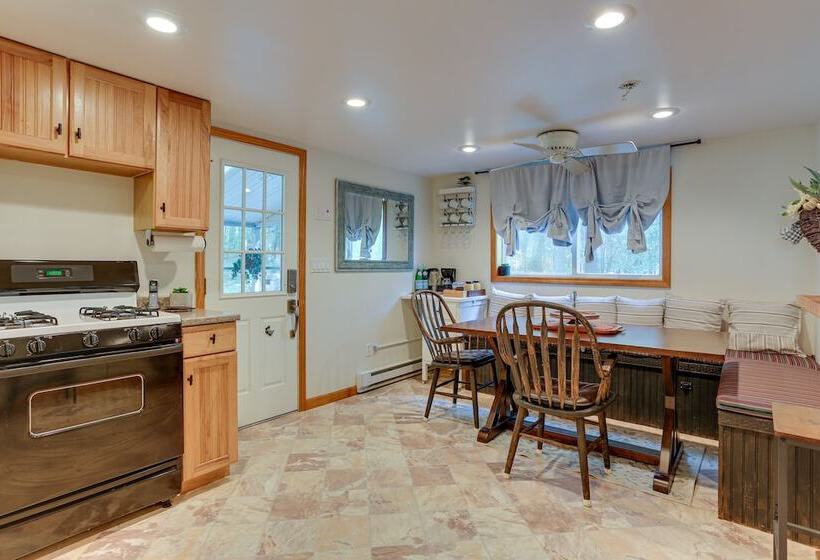 Huguenot Retreat W/ Screened Porch & Lake Access!