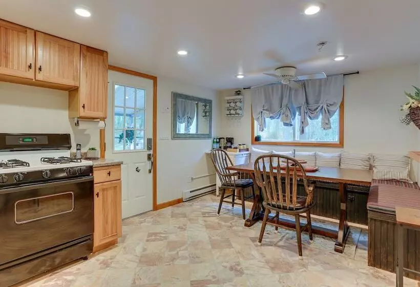 Huguenot Retreat W/ Screened Porch & Lake Access!