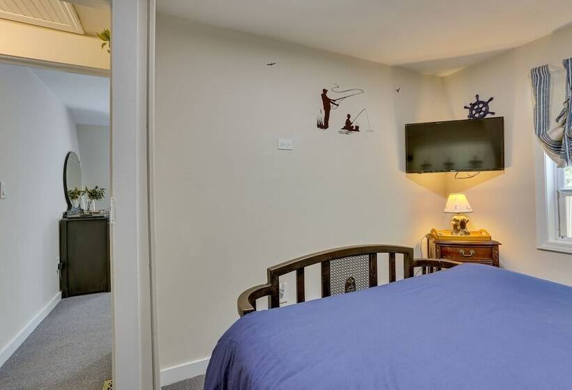 Huguenot Retreat W/ Screened Porch & Lake Access!