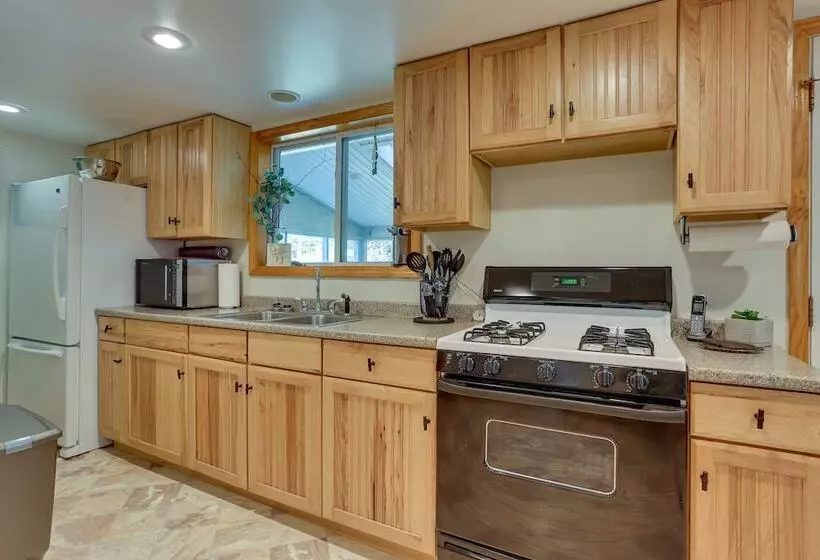 Huguenot Retreat W/ Screened Porch & Lake Access!