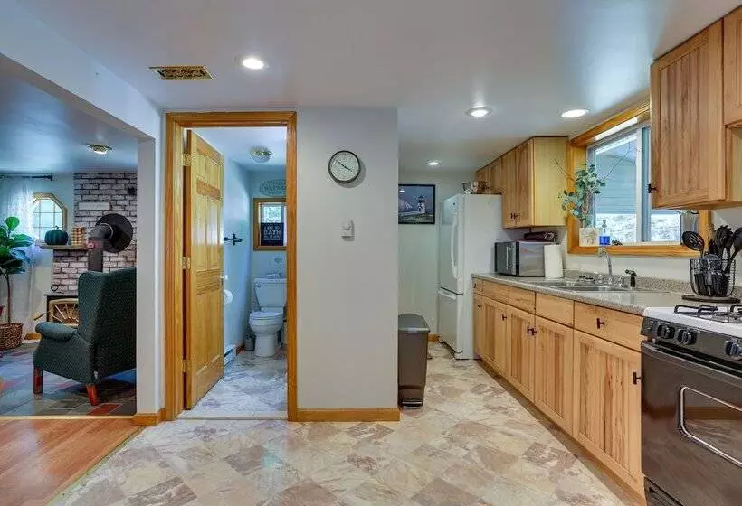 Huguenot Retreat W/ Screened Porch & Lake Access!