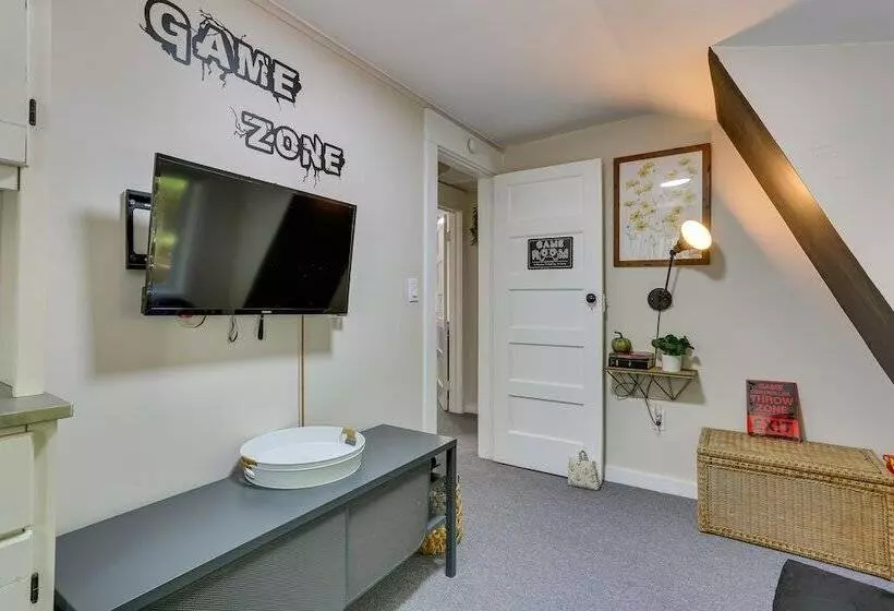 Huguenot Retreat W/ Screened Porch & Lake Access!