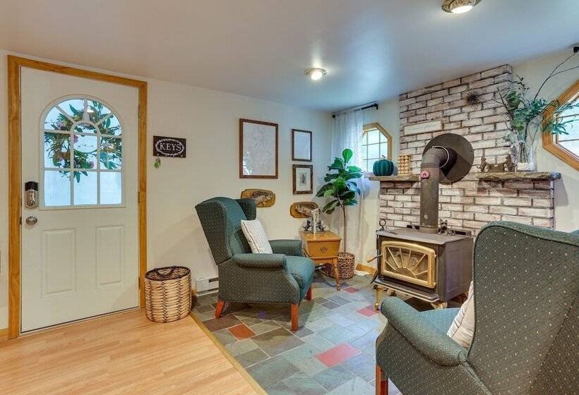 Huguenot Retreat W/ Screened Porch & Lake Access!