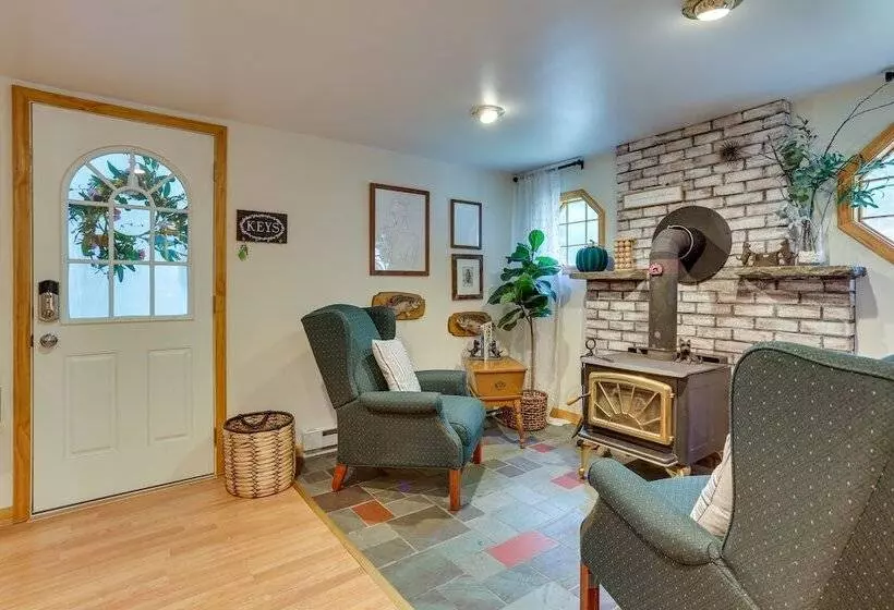 Huguenot Retreat W/ Screened Porch & Lake Access!