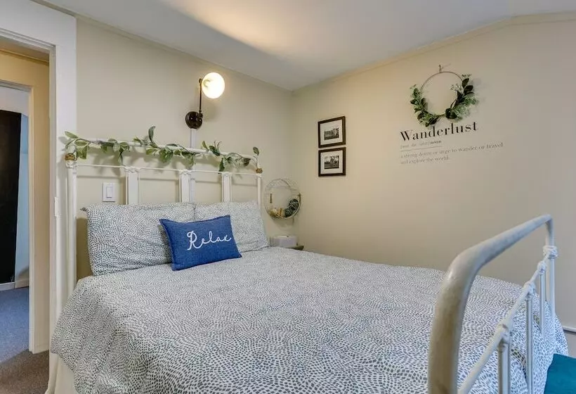 Huguenot Retreat W/ Screened Porch & Lake Access!