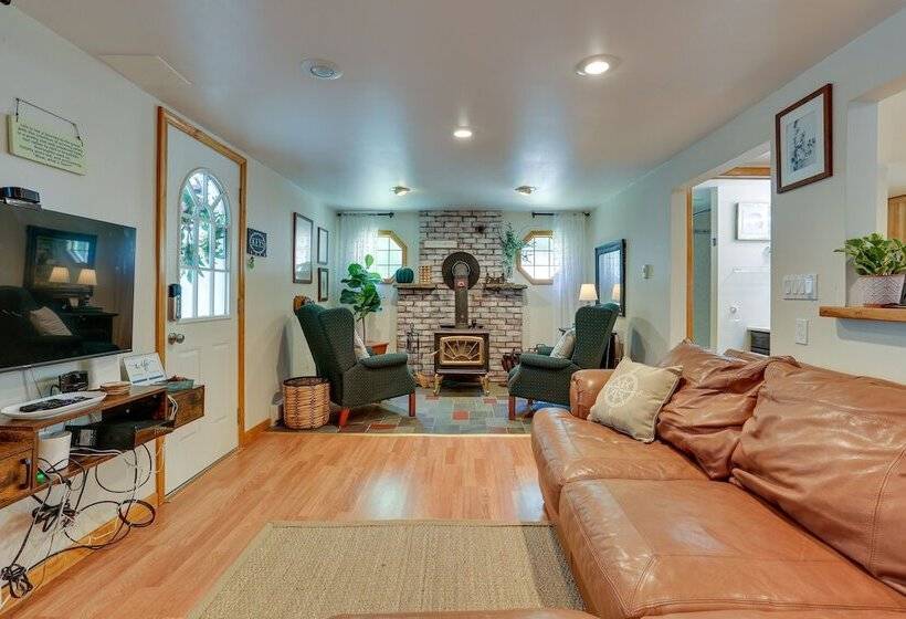 Huguenot Retreat W/ Screened Porch & Lake Access!