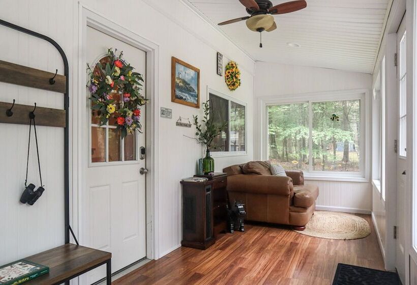 Huguenot Retreat W/ Screened Porch & Lake Access!