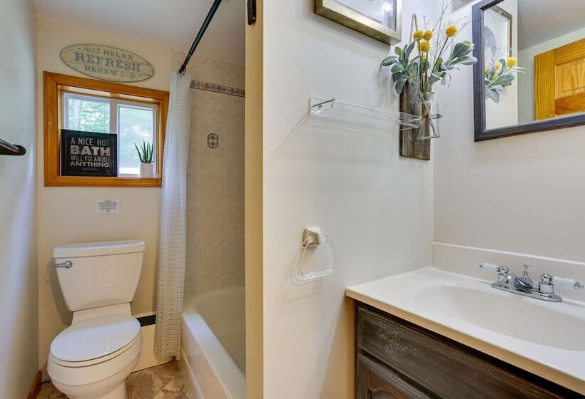 Huguenot Retreat W/ Screened Porch & Lake Access!