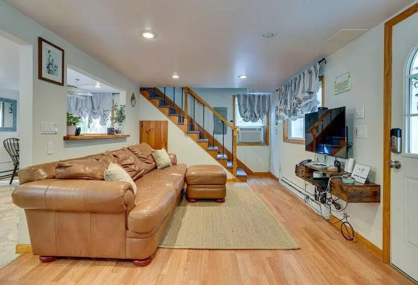 Huguenot Retreat W/ Screened Porch & Lake Access!