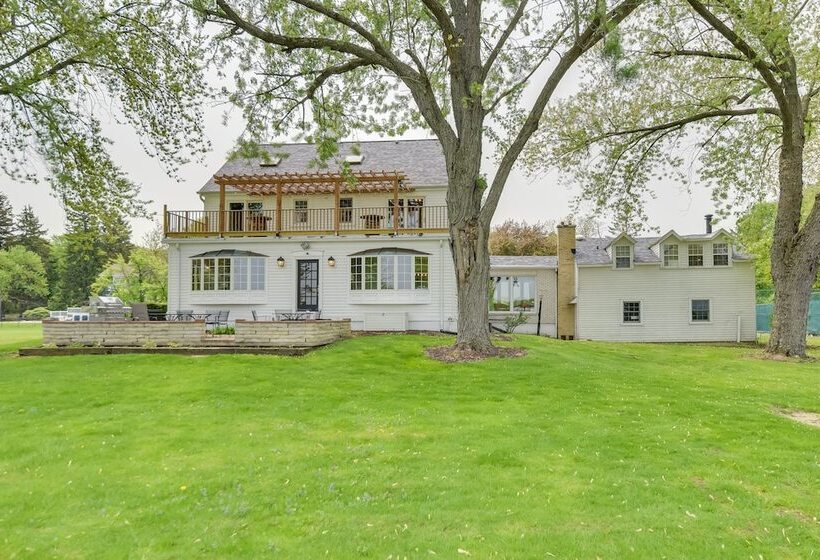 Pistakee Lake Estate W/ Boat Dock & Launch!