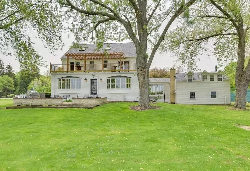 Pistakee Lake Estate W/ Boat Dock & Launch!