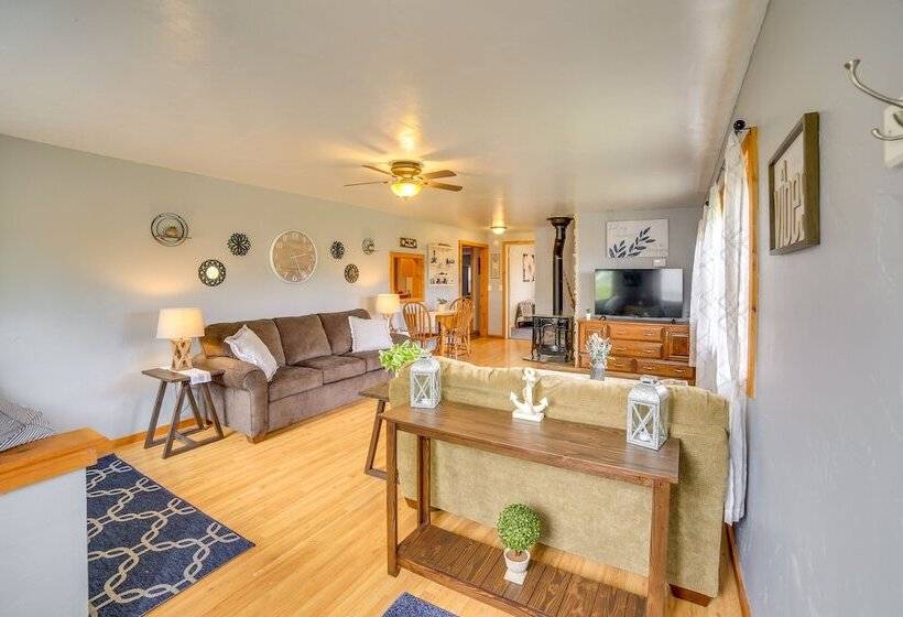 Lakefront Wisconsin Home W/ Boat Dock & Fire Pit!