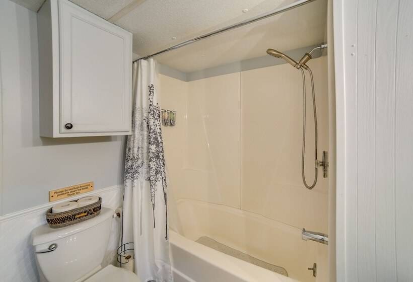 Lakefront Wisconsin Home W/ Boat Dock & Fire Pit!