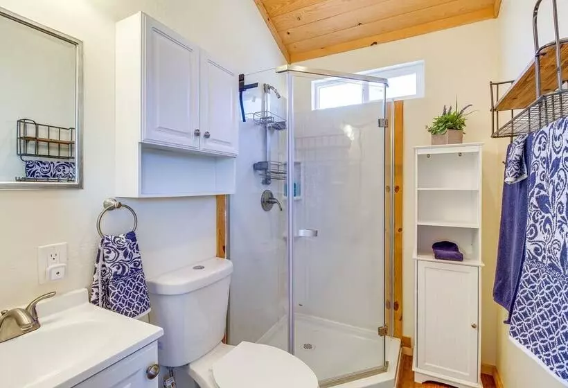 2 Mi To Rainbow Lake: Lovely Lakeside Tiny Home