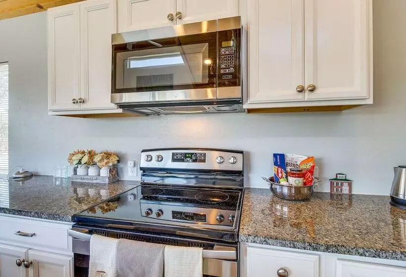 2 Mi To Rainbow Lake: Lovely Lakeside Tiny Home