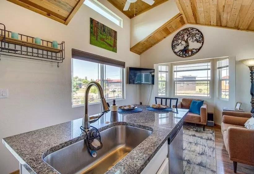 2 Mi To Rainbow Lake: Lovely Lakeside Tiny Home